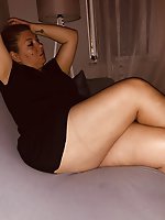 Attractive mature gilf is masturbating herself